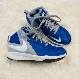 Nike Boy's Team Hustle D7 Basketball Shoe Game Royal/Grey